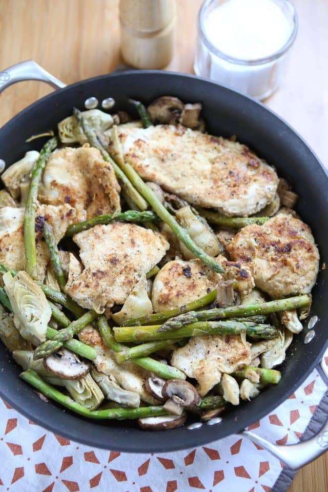 Ayam Lada Lemon dengan Artichoke, Jamur, dan Asparagus ini adalah makanan sehat satu panci yang cepat! Resep melalui aggieskitchen.com