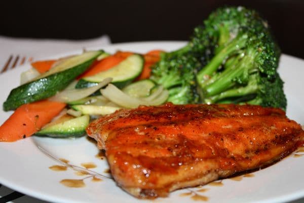 Orange Glazed Salmon and Stir Fried Veggies - healthy and easy salmon recipe, perfect for dinner!