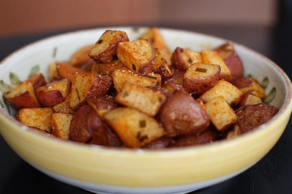 cubitos de patata roja al horno con ahumado pimentón en un tazón para servir