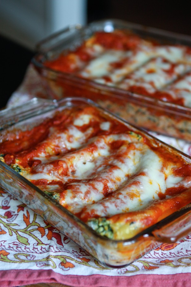 My family loved this Butternut Squash and Spinach Manicotti! Classic baked manicotti filled with healthy roasted butternut squash and spinach. A great fall inspired pasta dish.