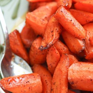 Chili Maple Roasted Carrots - healthy and easy side dish your family will love || Aggie's Kitchen