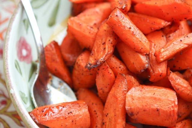 Chili Maple Roasted Carrots - healthy and easy side dish your family will love || Aggie's Kitchen