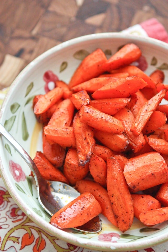 Chili Maple Roasted Carrots - healthy and easy side dish your family will love || Aggie's Kitchen