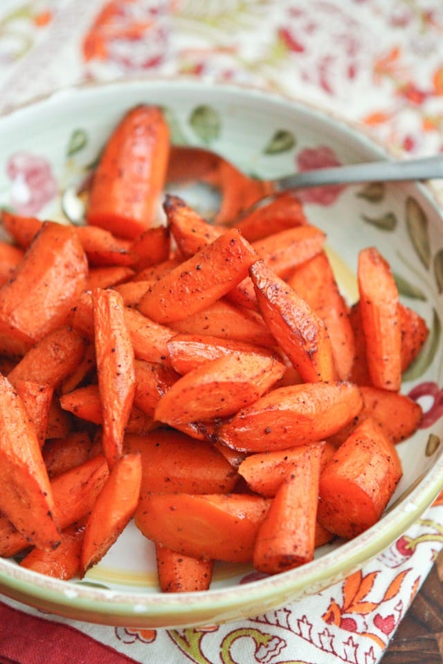 Chili Maple Roasted Carrots - healthy and easy side dish your family will love || Aggie's Kitchen