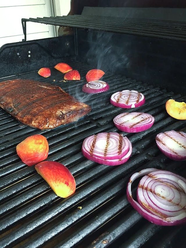 Steak Spinach Salad with Grilled Peaches and Red Onion