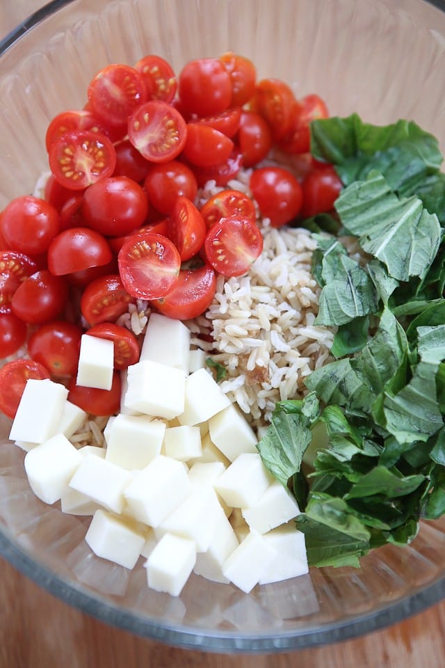 This Caprese Rice Salad recipe is bursting with fresh flavors! Great side dish for grilled meats or double the recipe to take to a barbecue or picnic. 