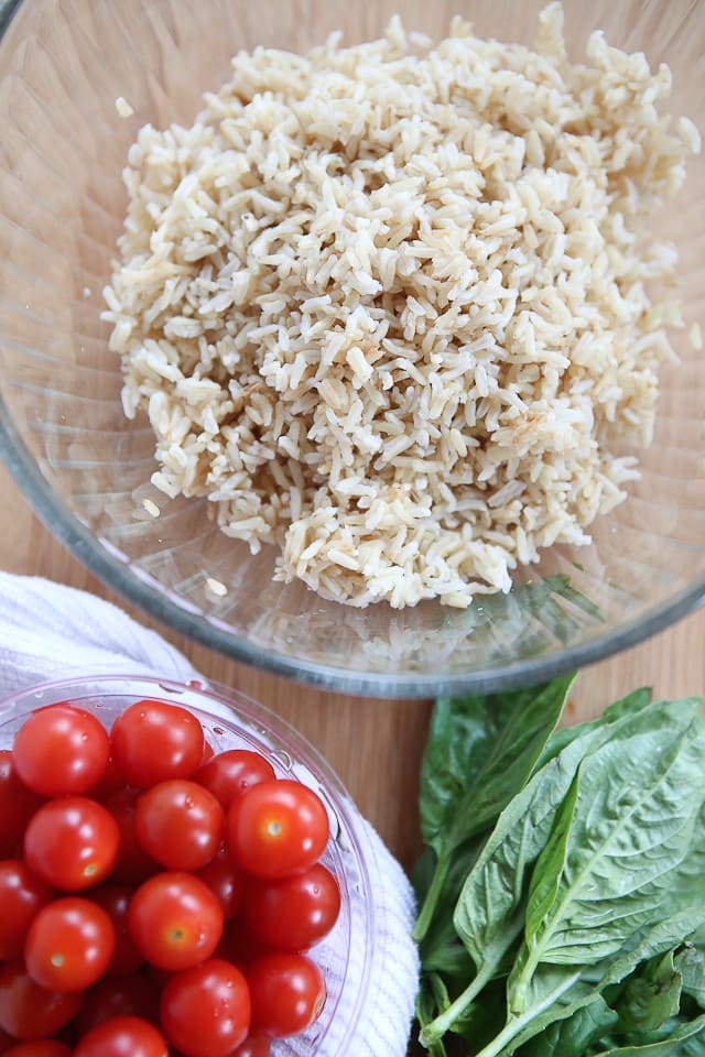 This Caprese Rice Salad recipe is bursting with fresh flavors! Great side dish for grilled meats or double the recipe to take to a barbecue or picnic. 