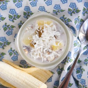 Tropical Overnight Oats Recipe: a combination of muesli, pineapple, golden raisins, coconut and almonds...this is the kind of breakfast you can't wait to wake up to!