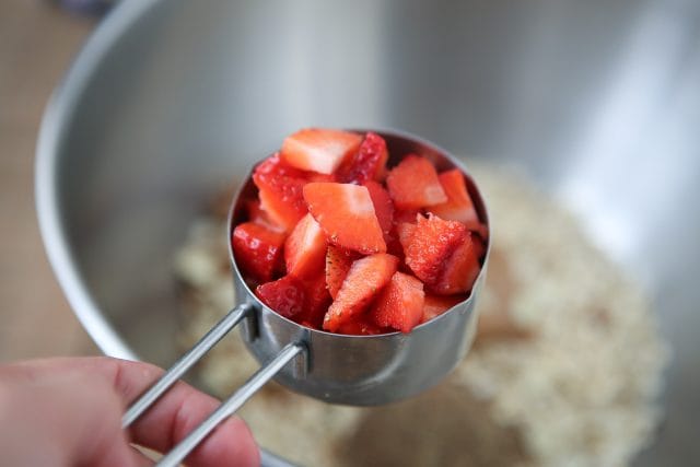 Strawberry Almond Oatmeal Bites make great on-the-go breakfasts or snacks, especially for your little ones! Recipe via aggieskitchen.com #ThinkFisher