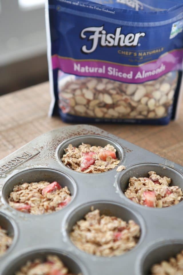 Strawberry Almond Oatmeal Bites make great on-the-go breakfasts or snacks, especially for your little ones! Recipe via aggieskitchen.com #ThinkFisher