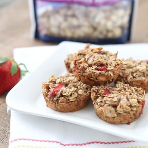 Strawberry Almond Oatmeal Bites make great on-the-go breakfasts or snacks, especially for your little ones! Recipe via aggieskitchen.com #ThinkFisher