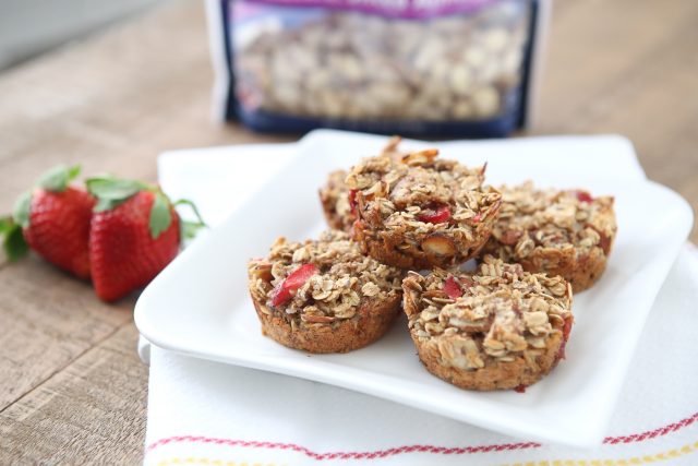 Strawberry Almond Oatmeal Bites make great on-the-go breakfasts or snacks, especially for your little ones! Recipe via aggieskitchen.com #ThinkFisher