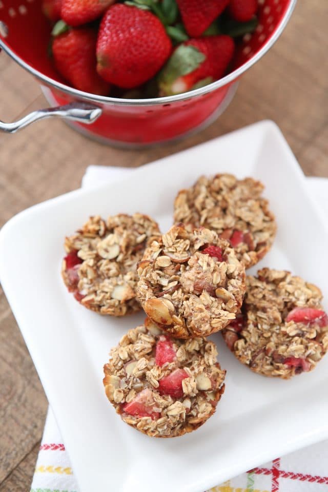 Strawberry Almond Oatmeal Bites make great on-the-go breakfasts or snacks, especially for your little ones! Recipe via aggieskitchen.com #ThinkFisher