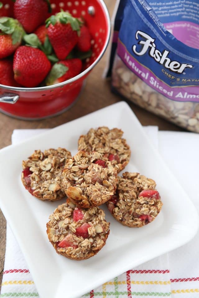 Strawberry Almond Oatmeal Bites make great on-the-go breakfasts or snacks, especially for your little ones! Recipe via aggieskitchen.com #ThinkFisher