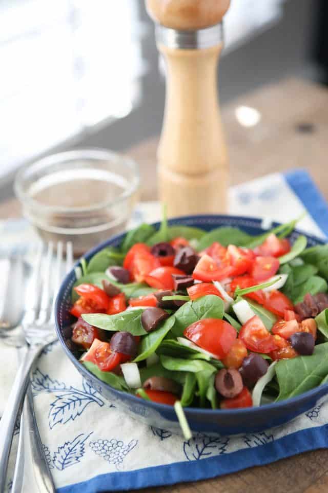 Lorsque vous essayez de revenir à la salade, restez simple avec cette salade d'épinards aux tomates hachées. Quelques ingrédients et une légère vinaigrette d'huile d'olive et de vinaigre sont tout ce dont vous avez besoin pour vous sentir bien à nouveau en mangeant de la salade.