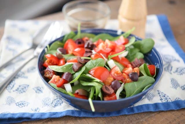 Lorsque vous essayez de revenir à la salade, restez simple avec cette salade d'épinards aux tomates hachées. Quelques ingrédients et une légère vinaigrette d'huile d'olive et de vinaigre sont tout ce dont vous avez besoin pour vous sentir bien à nouveau en mangeant de la salade.
