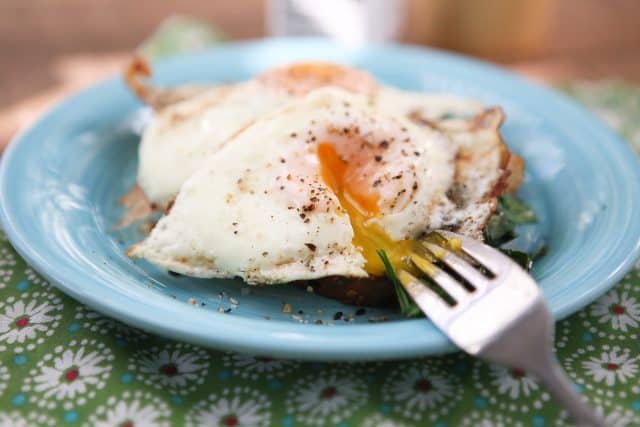 Get a serving of spinach in the first meal of your day with this Spinach and Egg Breakfast Toast! It's packed with protein and good carbs so it will keep you full all morning.