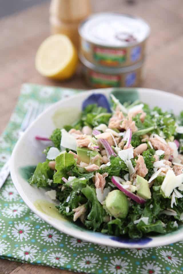 Packed with protein and nutrients your body will thank you for, this Lemony Tuna and White Bean Kale Salad with Avocado is one of my favorite salads. #tuna #kale #salad #avocado