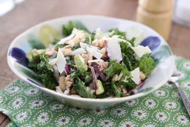 Packed with protein and nutrients your body will thank you for, this Lemony Tuna and White Bean Kale Salad with Avocado is one of my favorite salads. #tuna #kale #salad #avocado #LowCarb